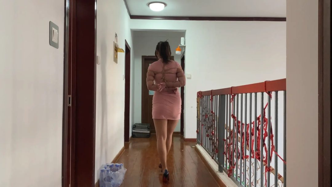 后手捆绑，10厘米高跟鞋走模特步，跳舞，扭臀，鞭打耳光，吮吸手指吐舌头，脚底抹油-1