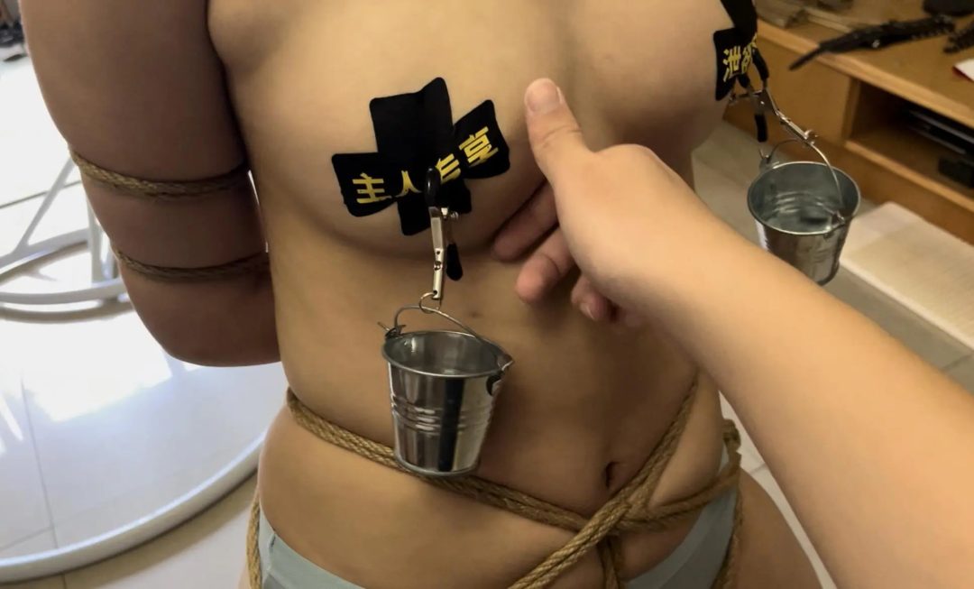 线下真实调教之阿然股绳三角木马+水桶乳夹大折磨！五花大绑+股绳+三角木马+水桶乳夹+口球+SP耳光，腿长的优势就是踮脚能够到地面，但是仅仅只能踮脚支撑，脚和下边都痛苦，还要被主人提着股绳折磨...-12