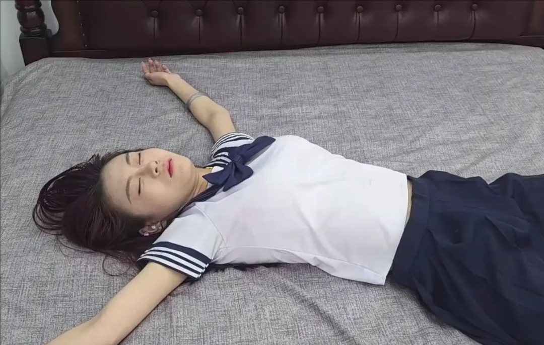 被尾随的女学生-6