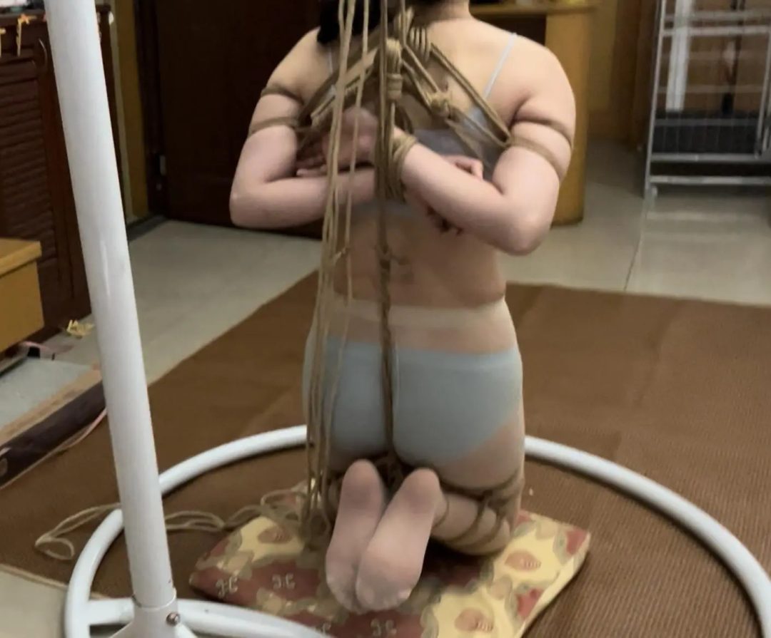 线下真实调教之超漂亮m阿然双脚悬空跪缚吊！M腿跪缚吊+揉捏+踩胸踩下面+耳光SP打脚心+挠痒+吊绳变股绳，拽头发强制抬头用力踩下面爽不爽呢，膝盖难受往后倒没想到吊绳变股绳，膝盖屁股总有个要难-20