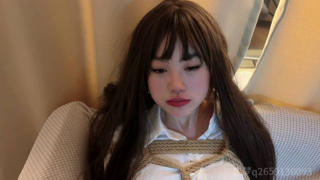 丰满熟女沐沐黑丝堵嘴 被股绳日式紧缚舔黄瓜-7