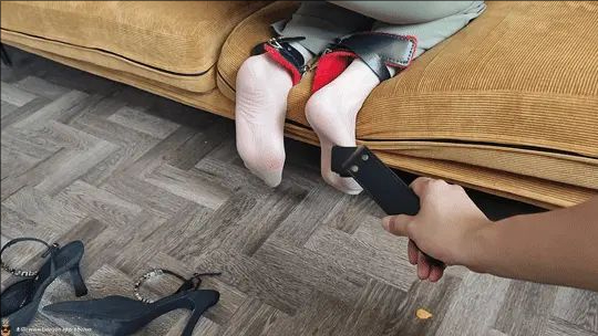 【调教财务刘姐的真实故事】第二十六集：上班前沙发玩弄听话的刘姐！胶带蒙脸！脚铐！短肉丝！玩脚心！-3