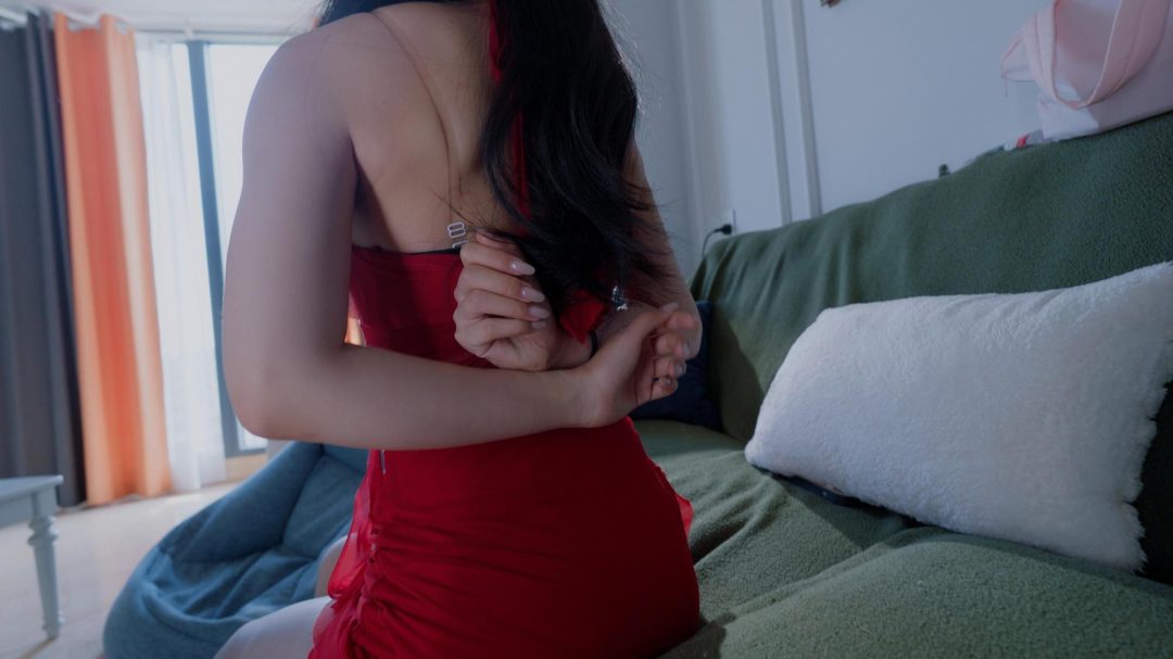 《女侦探3》美女探员为寻找失联多日的同事下落，与被捕的组织成员达成交易，伪装成被绑架的女性穿上开档丝袜潜入组织，却不知自己即将落入陷阱……-4