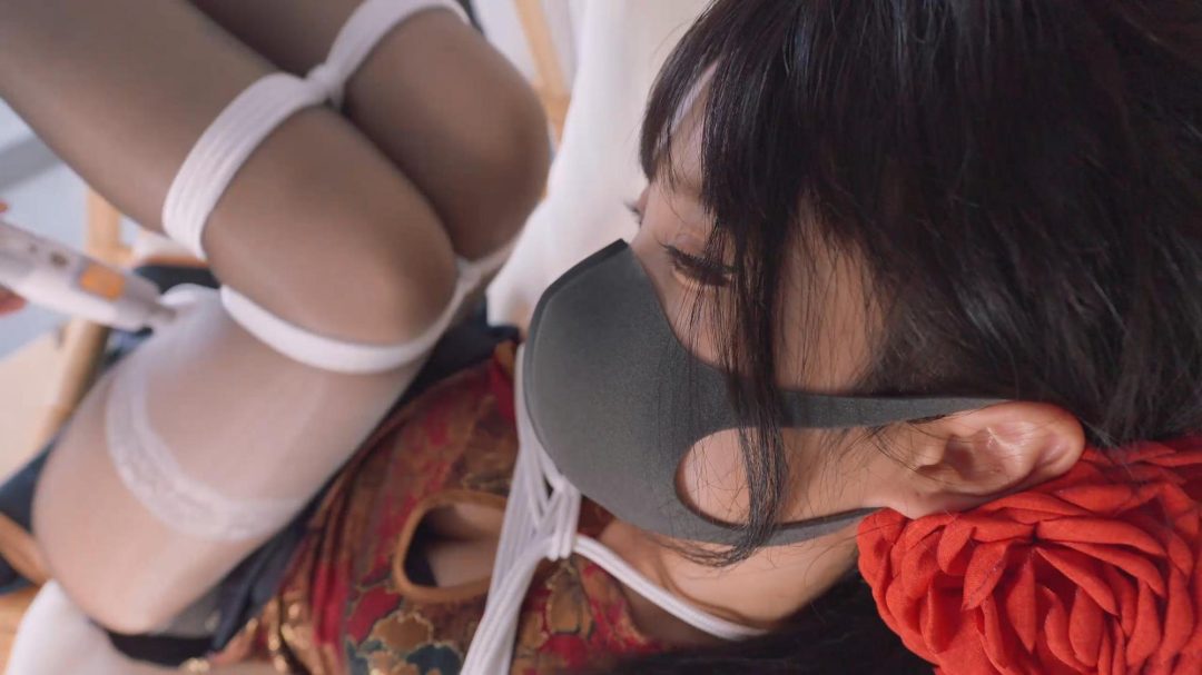 《欠债人妻》上篇 妩媚人妻欠债只能用肉体偿还，还被一杯水直接泼到胸里，被迫签下卖身契抵债，不停玩弄，口水泛滥不停，最后放在吊篮里并腿吊起来，难道欠钱就要被玩-16