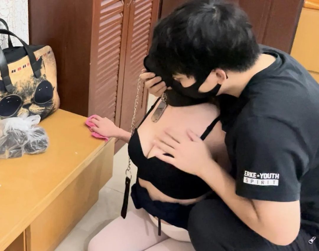 《调教师日记之特殊少女改造记》-3，白丝镣铐束缚家 奖励，小X习惯并适应了这里，承担起家务等工作，但必须佩戴镣铐等，防止再次逃跑-4