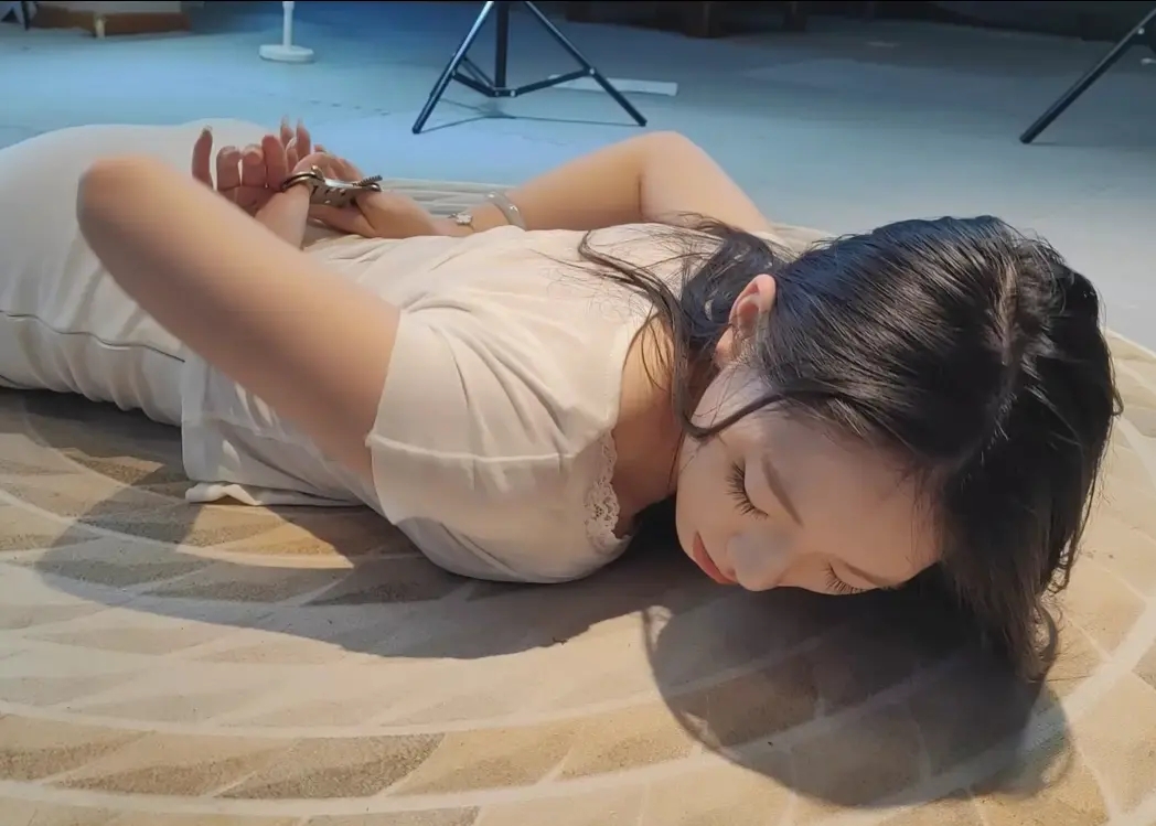 卢曼莹玩自缚把自己绑起来挣扎-4