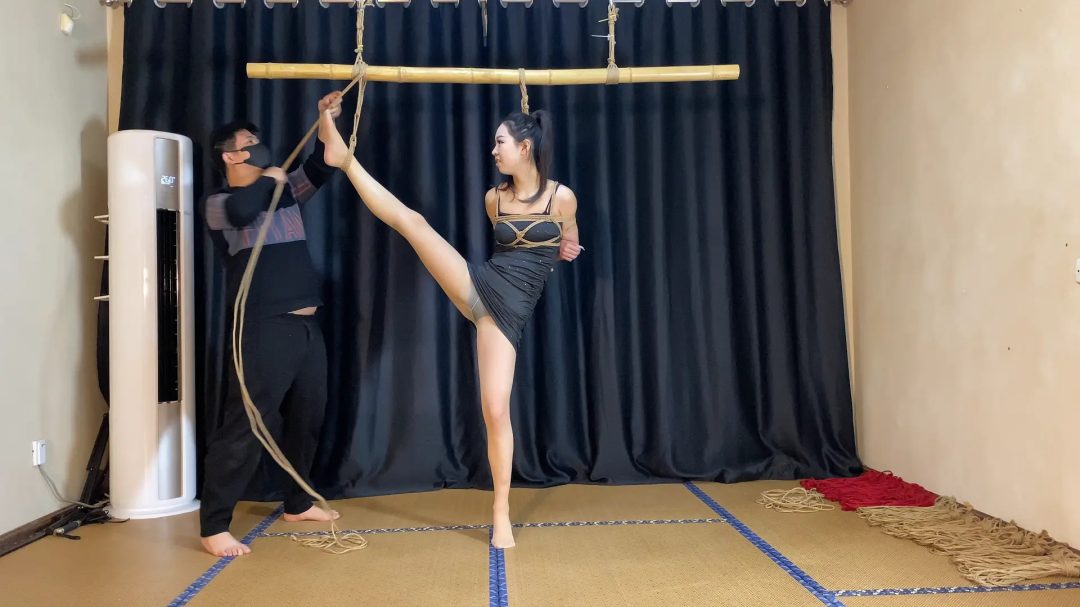 舞蹈生孙若微第一次体验各种空中吊缚，倒吊摆造型，身材婀娜多姿-2