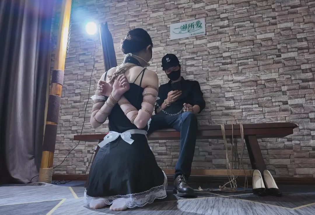 小女仆芊芊紧缚体验 高手缚 中式五花 堵嘴 后手吊缚 狗链 项圈 西式 直臂并肘 眼罩 蒙眼 锁链 打屁股 跪缚 放置 密式紧缚 口球 捆绑-4