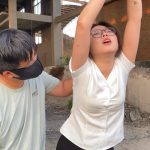 银行职员夏可，吊起来拿鞭子抽，解恨，拳头使劲捶打，不把夏可当人对待，走绳。