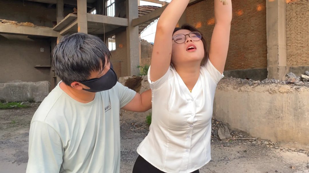 银行职员夏可，吊起来拿鞭子抽，解恨，拳头使劲捶打，不把夏可当人对待，走绳。-1