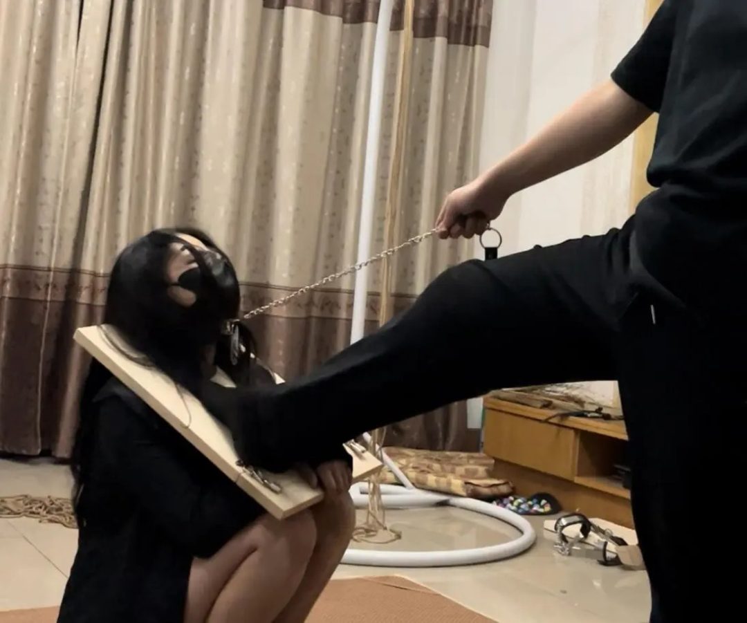 线下真实调教之超漂亮m阿然木枷镣铐调教！木枷锁+项圈+脚镣+海老缚+骑乘踩踏羞辱+坐脸-6
