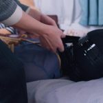 《OL的游戏5》超长时间放置呼吸限制游戏+丝袜头套全包+胶带二次缠绕，只能听到部分呻吟声，攻速鞋+驷马放置，接近尾声时由于模特一直无法挣脱开加上呼吸困难怒了，然后哭了，我回来后又