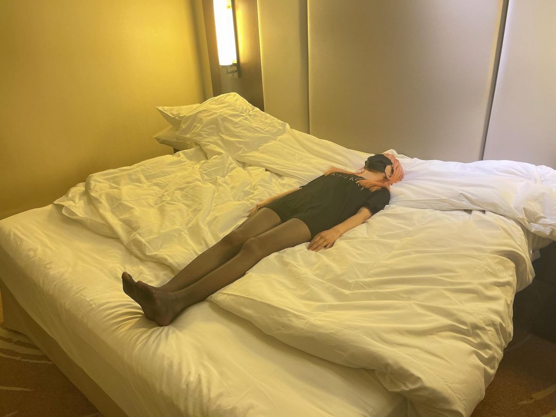茶茶棉被全包闷绝合集，三个场景看个够，白色短袜、黑丝、肉丝三种服装，小腿拼命踢蹬挣扎~-3