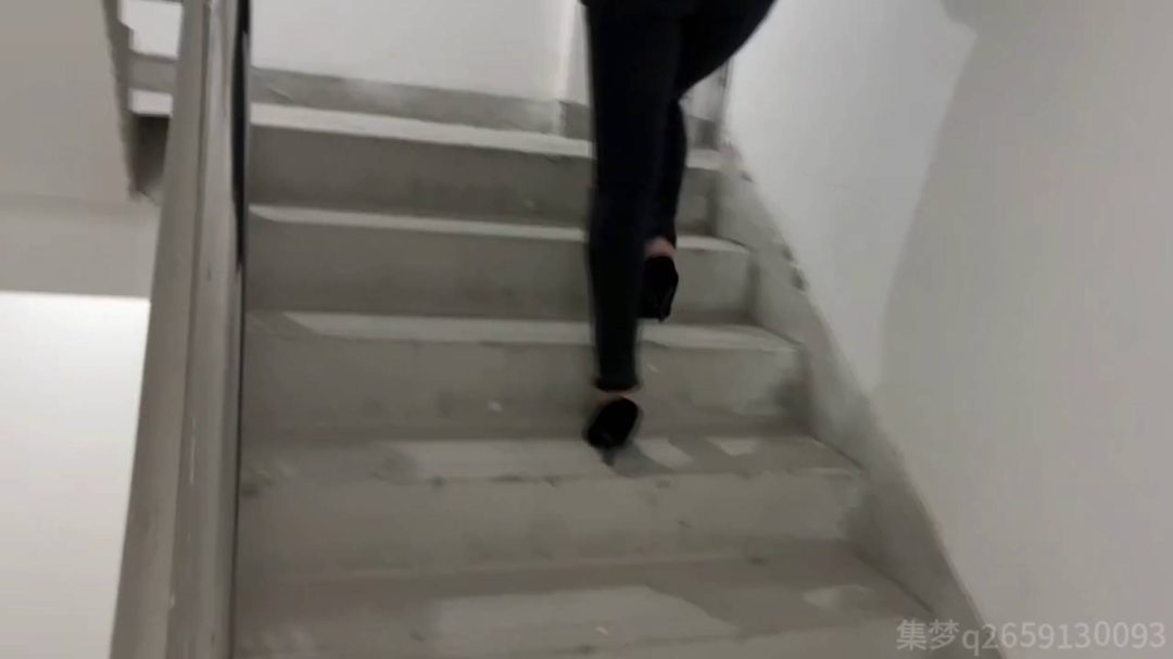 小姐姐被尾随入室后被捂晕 堵嘴日式胸缚-1