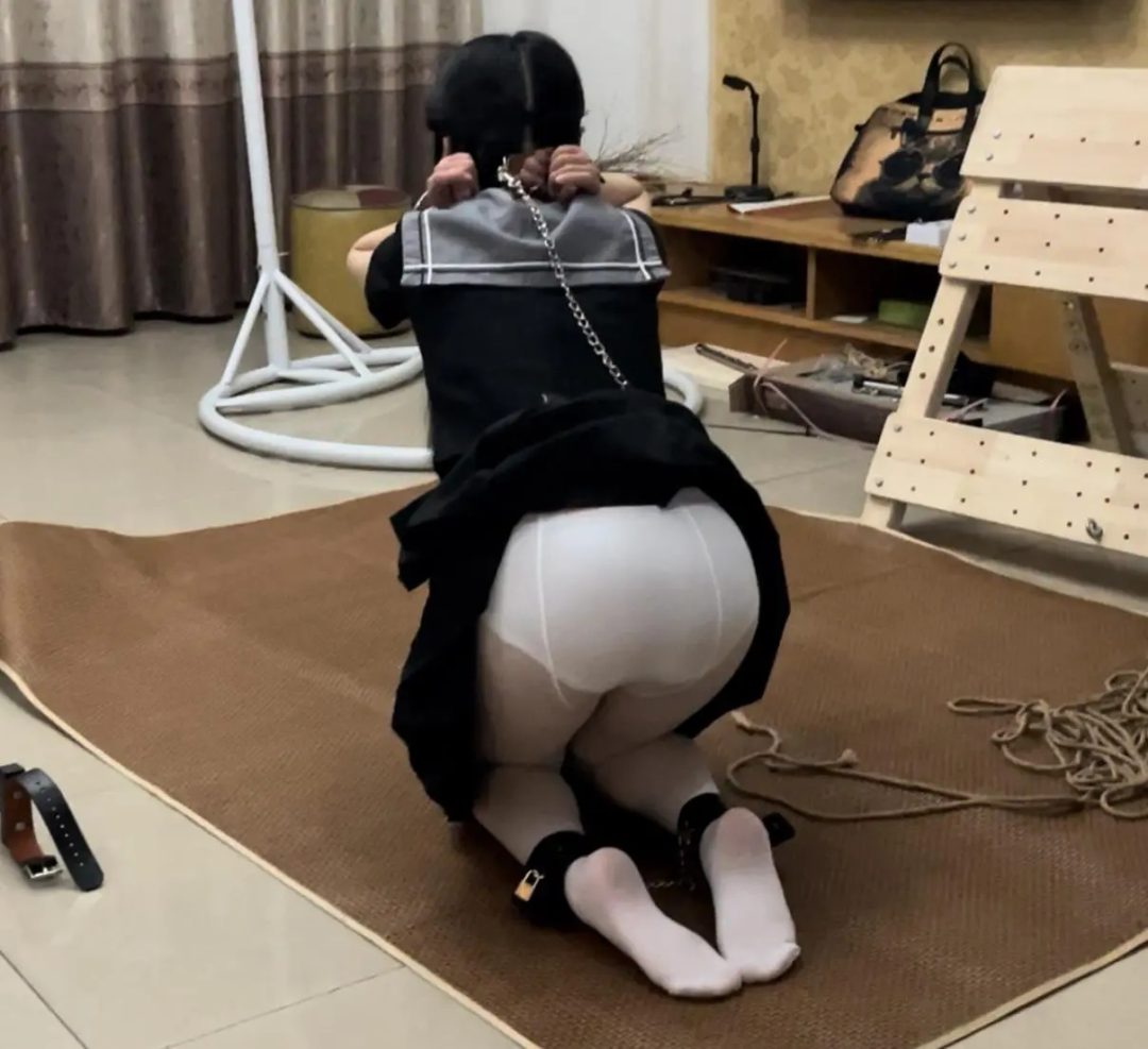 线下真实调教之新m初雪水手服白丝JK训狗调教！狗姿训练+牵引踩踏羞辱+挠脚TK+SP耳光，项圈镣铐戴上，狠狠挠脚心敢乱动就手指弹下边，内八自己掀开裙子的姿势羞不羞耻呢，跪好屁股撅起来，真是只可爱的狗子-10