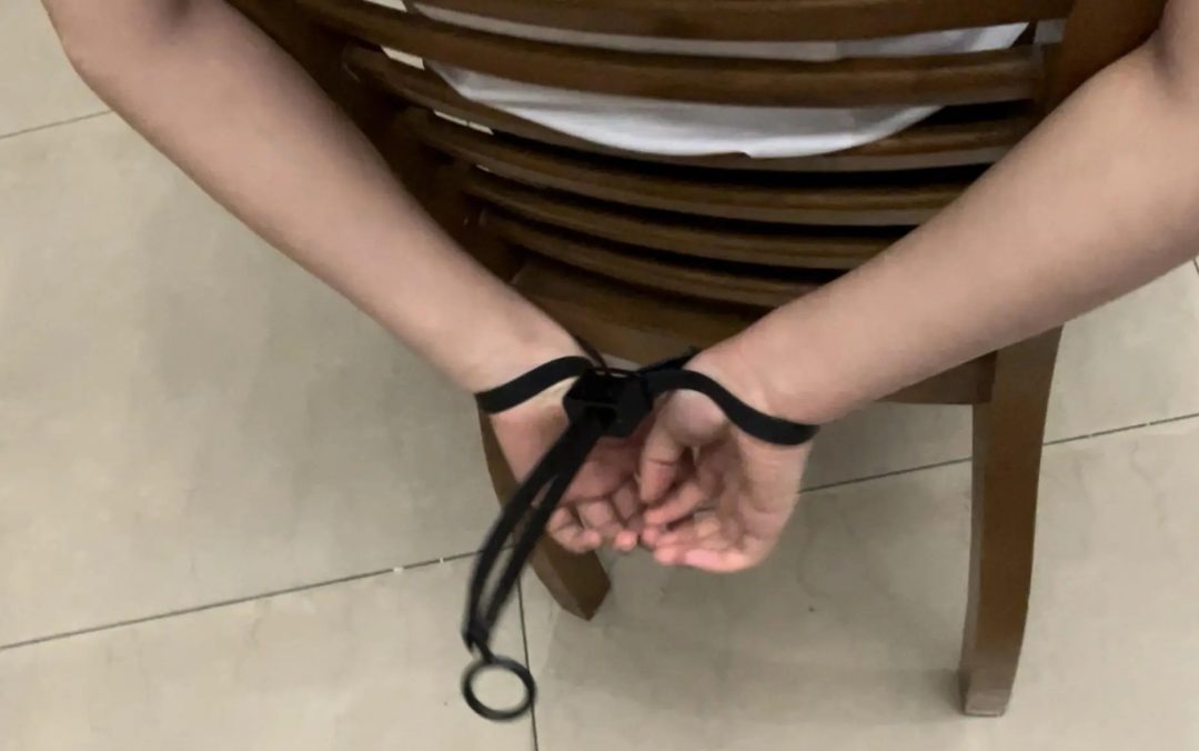 线下真实调教之阿然椅子扎带自缚+弹胸挑逗！职业装黑丝乳贴+扎带自缚放置+手指弹胸+踩踏+鞭打抽胸抽大腿，阿然被解开衣服后惩罚弹胸，抓起头发强制抬头后猜猜手指要弹哪边，猜错就会被惩罚弹一下~-3