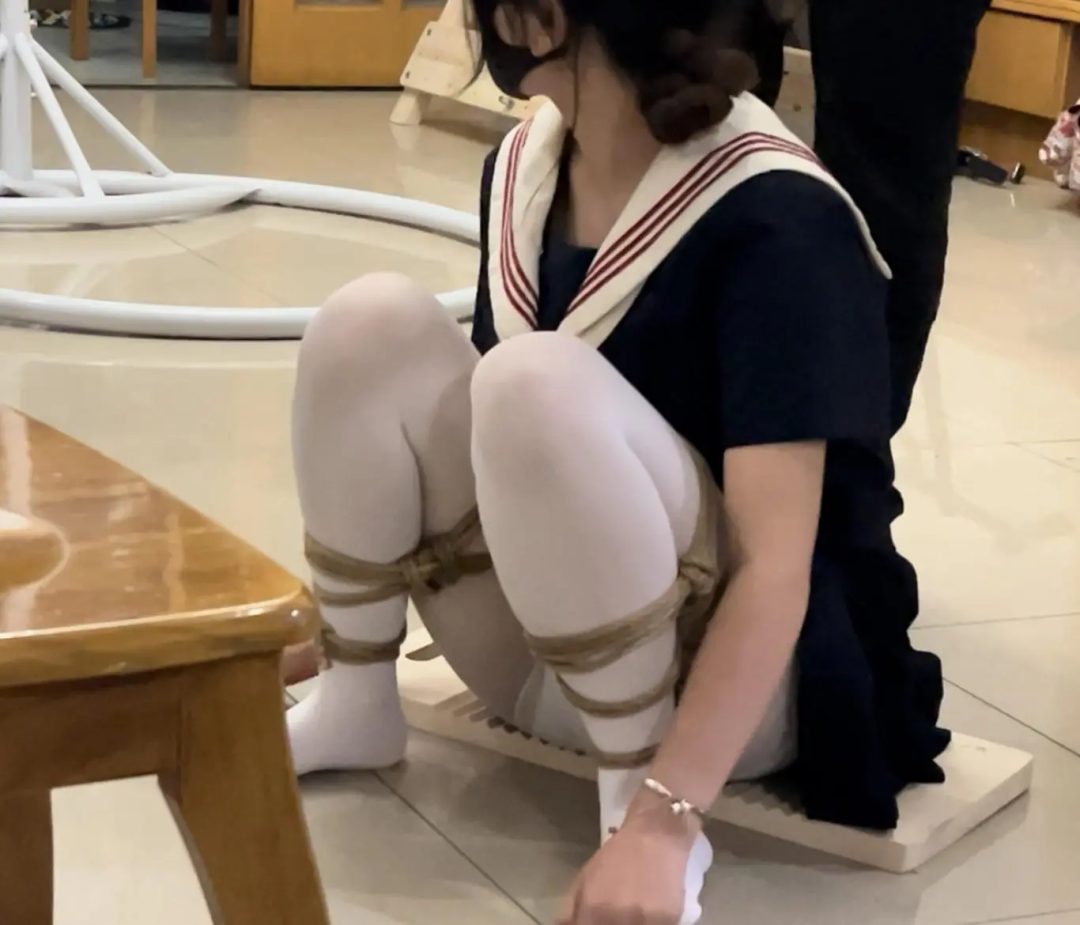 《调教师日记之特殊少女改造记》-1，五花+M腿+白丝，乖乖女学生小X早已听说有调教师的存在，内心一直渴望着某种变态的想法却不敢告诉别人，今天终于鼓起勇气敲响了调教师的家门，等待她的则是...-3