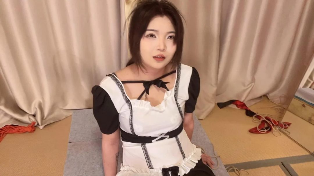雯雯，被绑在架子上小狗缚，动弹不得，被玩弄。解开绳子腿分开羞辱。-7