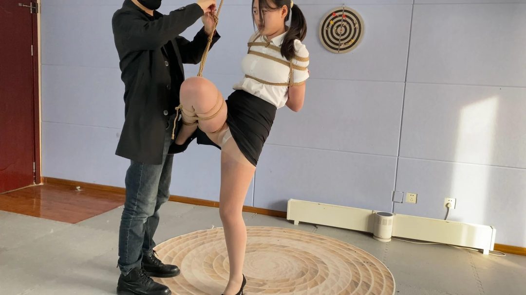 大一小姐姐朱雨馨腿超级长，邻家小妹妹的形象，初次体验，超紧直臂缚，单腿吊，口塞流口水-2