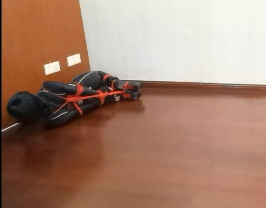 直臂驷马自缚蒙眼找钥匙-3