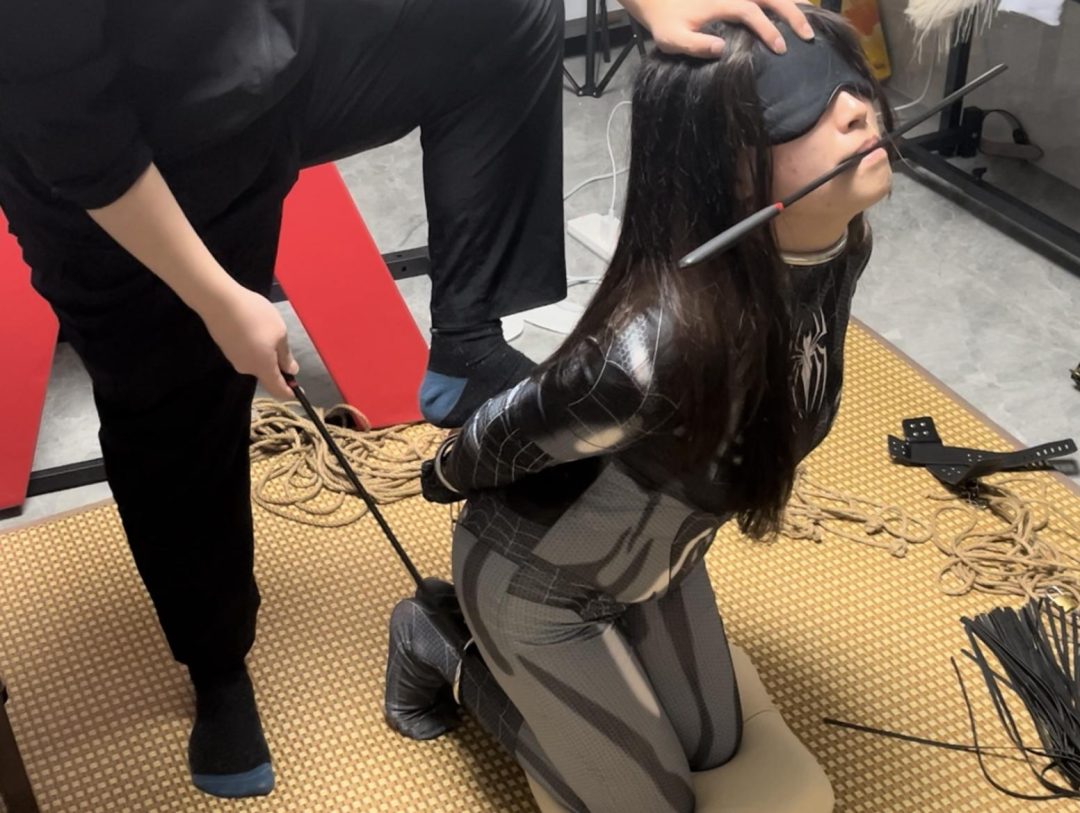 cosplay调教系列之木古小蜘蛛铁链定时锁自缚1小时整+抽打羞辱调教！-8