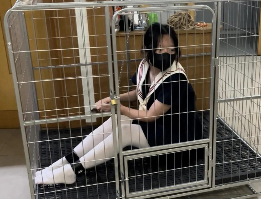 调教师日记之特殊少女改造记》-2，笼子关押+白丝，乖乖女学生小X被锁着手脚睡觉，醒来后在感觉到刺激和满足的同时也有些累和厌倦，于是计划逃离这里，但是她能否成功呢，失败的代价又是什么呢...-5