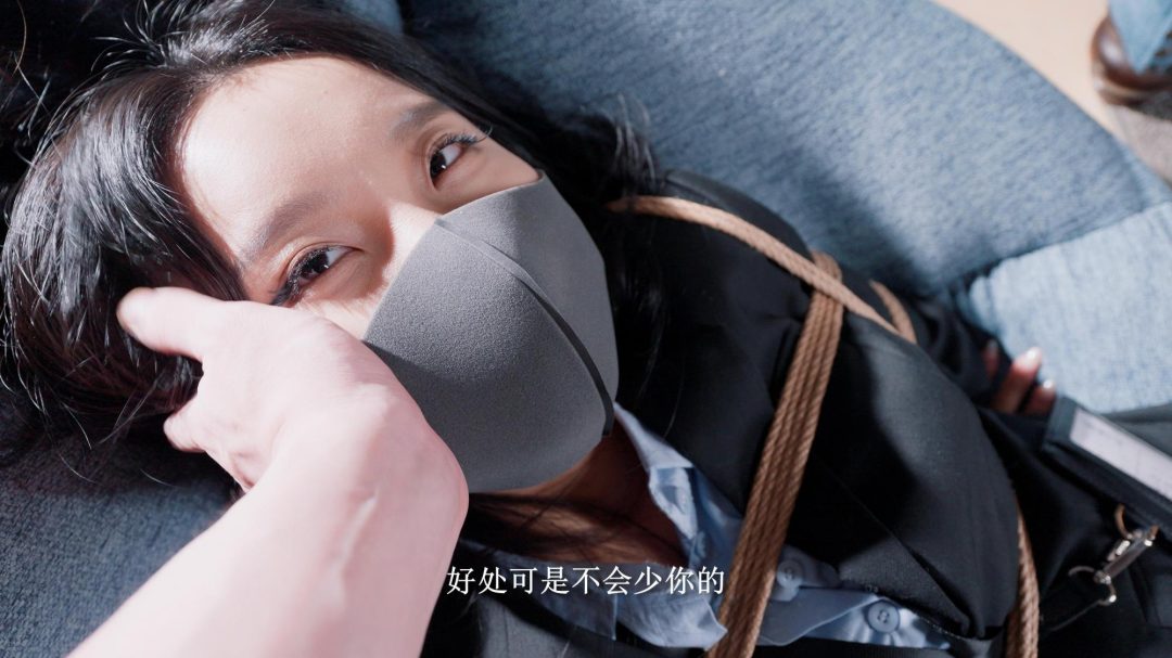 《欲望游戏》（第二集）新人销售为了卖出第一套房，竟然答应客户……呛水实验，软管深入鼻子灌水+日式金属开口器+微剧情-10