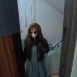 突然登门造访的神秘女子，穿着严实不露一丝皮肤，居然戴着仿真面具，还邀请我玩奇怪的游戏