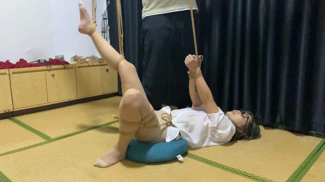 雯雯穿白纱来勾引男绳师，若隐若现的白皙躯体，令人上头，最后忍不住求绳师玩弄-5