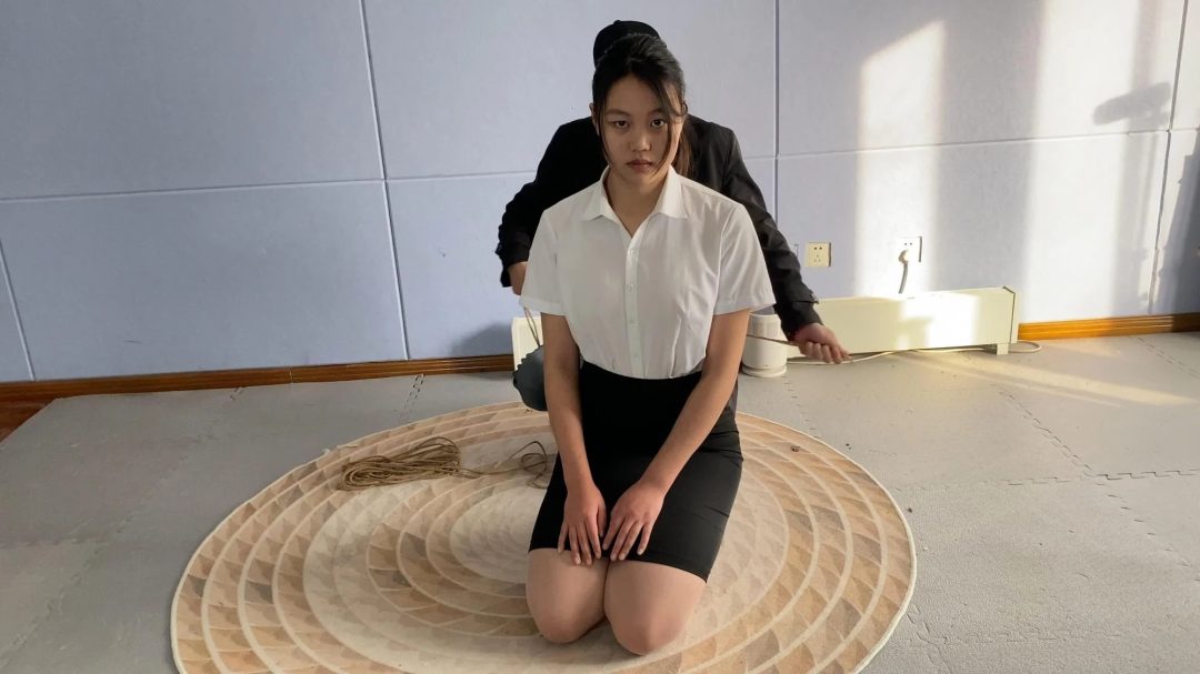 大一小姐姐朱雨馨腿超级长，邻家小妹妹的形象，初次体验，超紧直臂缚，单腿吊，口塞流口水-1