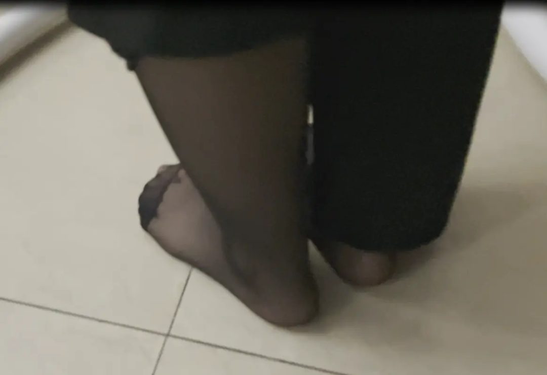 客户定拍调教之阿然五花大绑单脚吊憋尿失禁，振动乳夹+黑丝单脚吊放置+大力揉胸+打屁屁耳光挠脚心+喂水憋尿+真实失禁，再次真实失禁感觉如何，羞不羞耻呢...-13