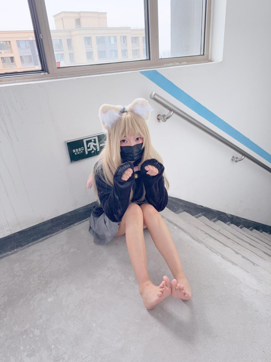 猫娘黄豆粉の镣铐管理计划-楼梯间赤脚带镣脱出挑战！附近一直有人超紧张！-1