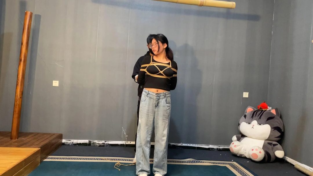 紫薇第一次来应聘模特 19岁大三在读学生妹，体验绳艺逐渐上头，进入状态，回学校路上五花大绑-6