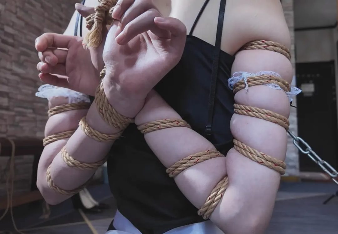 小女仆芊芊紧缚体验 高手缚 中式五花 堵嘴 后手吊缚 狗链 项圈 西式 直臂并肘 眼罩 蒙眼 锁链 打屁股 跪缚 放置 密式紧缚 口球 捆绑-2