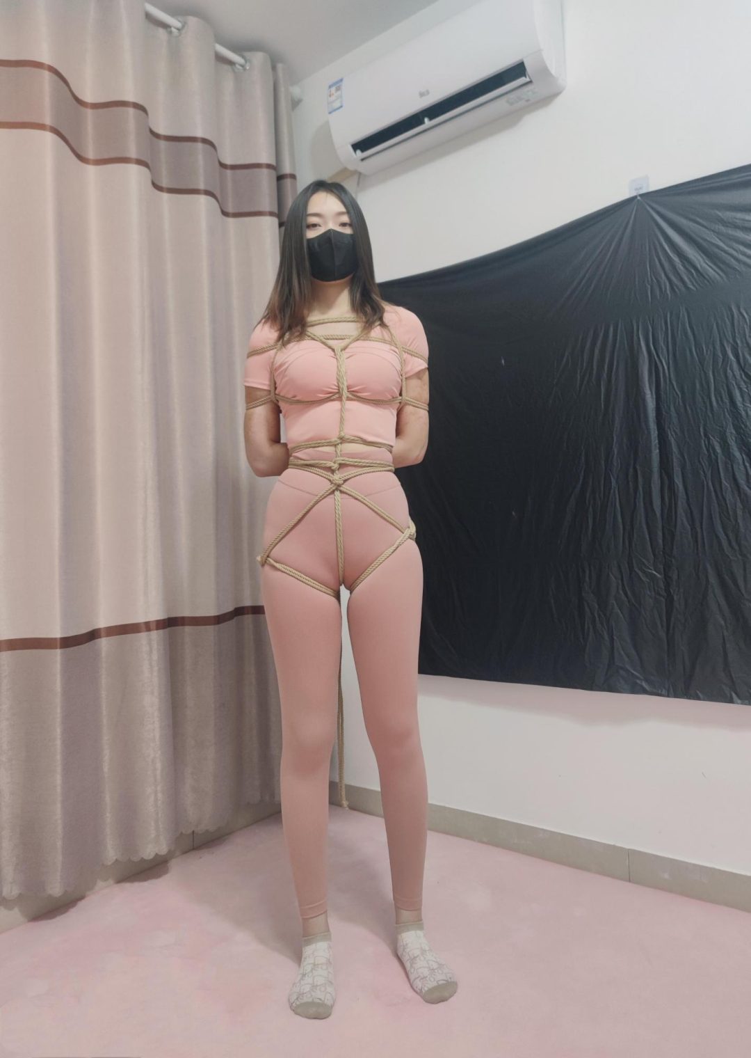 皮肤白长的漂亮172身高大长腿的小姐姐刮痧过后来初次体验漂亮瑜伽服紧缚第1集-1