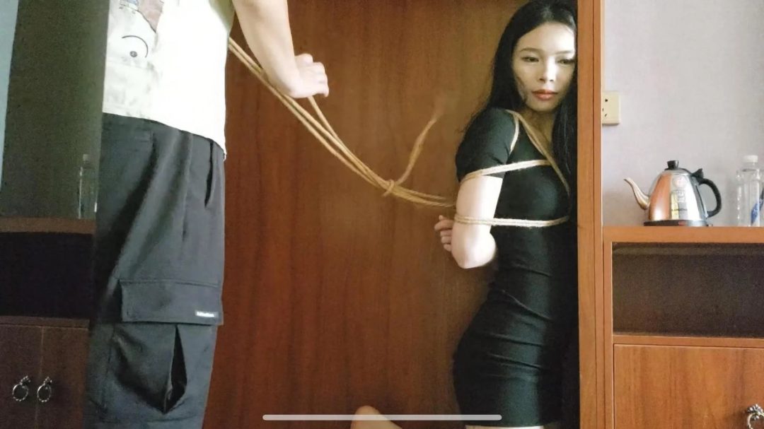 蓝羽柜子里的女孩-6