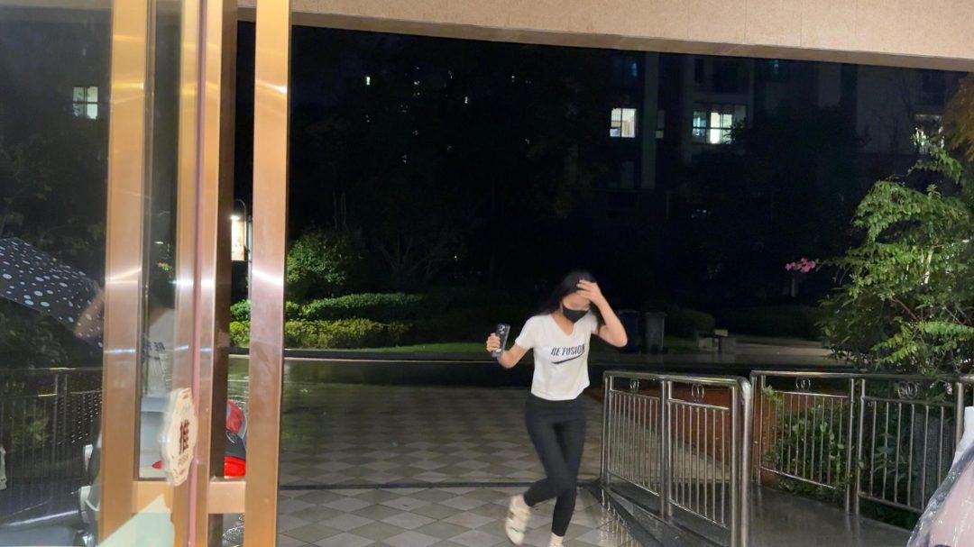 路上偶遇漂亮学生妹，尾随回家，将其制服，学妹惨叫。绳子绑住双手手腕吊起来，让学妹站好，对其踢裆，膝盖顶裆，手抓住裆部用力揉。裤子，捏屁股，捏大腿，抚摸大腿，疯狂蹂躏下半身。给学妹蹂躏的受不了，抱起扔床-2