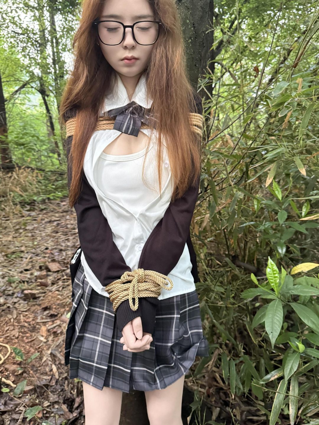 迷路女大学生 胸缚 挠痒 木桩 皮鞭 眼罩 蒙眼 户外 昏迷 恋足 伪装 捆绑 控制 挣扎-9