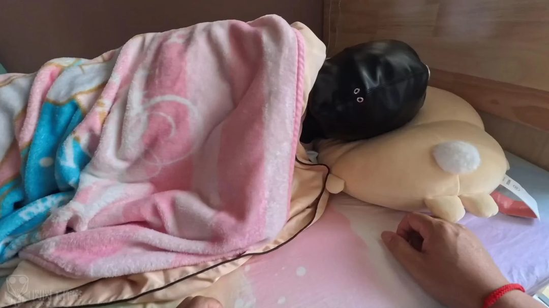 勇闯少女的闺房，看看仿真娃娃成为填充物如何被圈养，装入充气睡袋放置-2