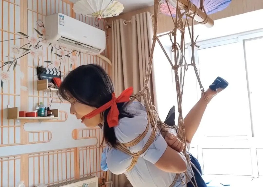刘若汐体验单腿悬吊-4