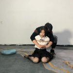 十八岁女高中生初次体验绳艺 双腿被束缚，像小兔子一样蹦蹦跳跳