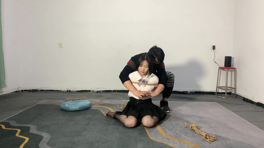 十八岁女高中生初次体验绳艺 双腿被束缚，像小兔子一样蹦蹦跳跳-1