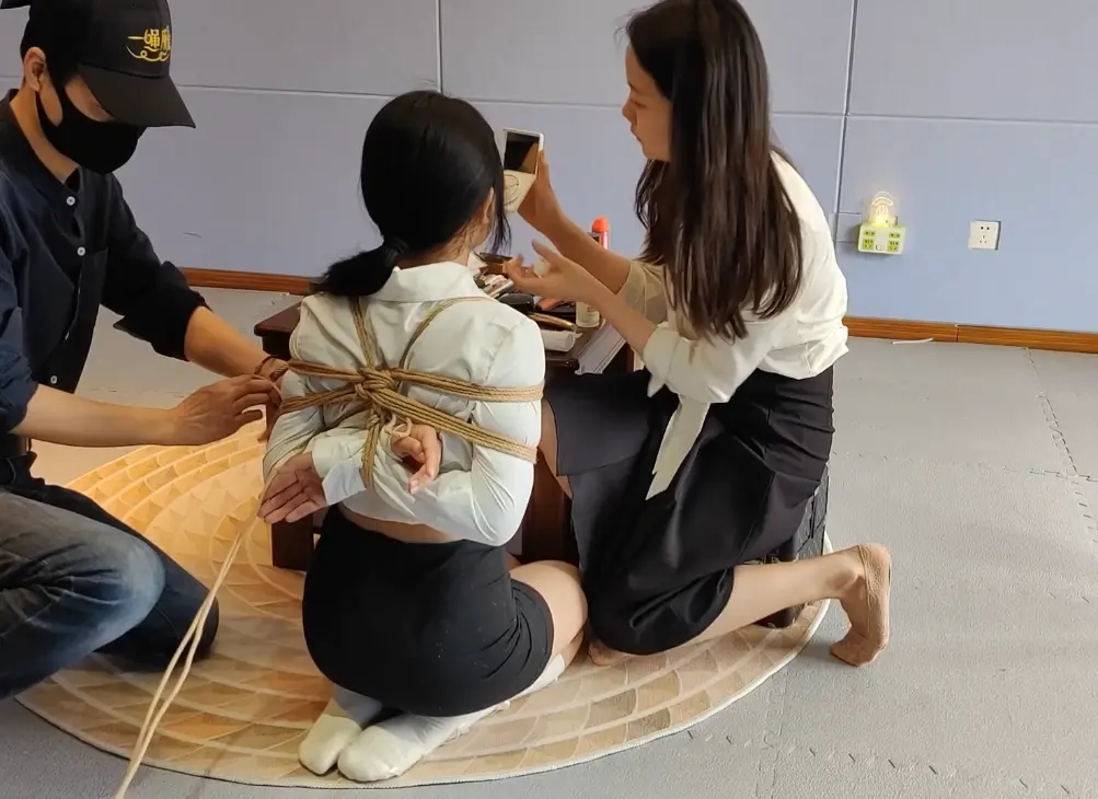 小小奈视镜，一边化妆，一边捆绑-2