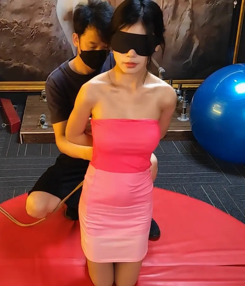 汤圆 粉色抹胸裙 单膝跪地的紧缚-1