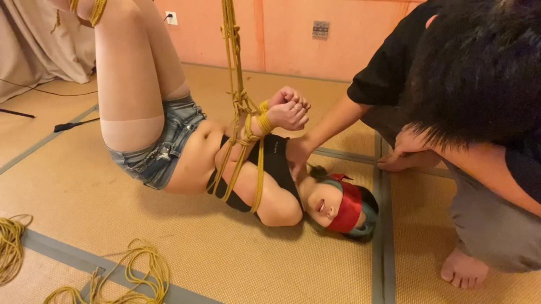 可爱青春的雯雯不为人知的一面，喜欢绳缚带来，沦陷在男主的玩弄中。-5