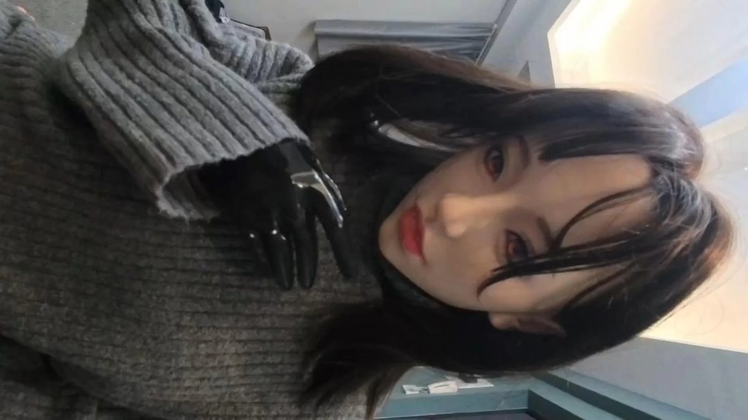 室外与室内-穿高领毛衣的面具女-出差前和出差中的探望-6