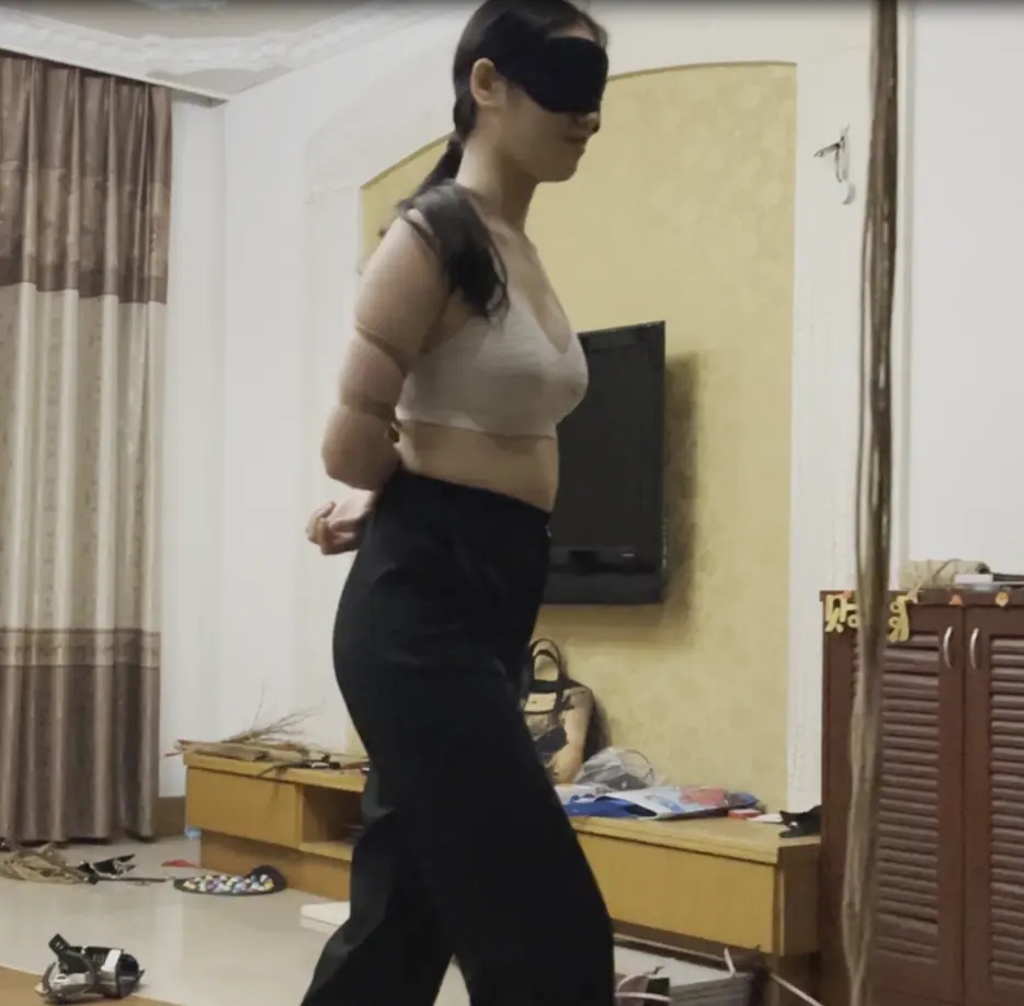 客户定拍调教之阿然五花大绑单脚吊憋尿失禁，振动乳夹+黑丝单脚吊放置+大力揉胸+打屁屁耳光挠脚心+喂水憋尿+真实失禁，再次真实失禁感觉如何，羞不羞耻呢...-7