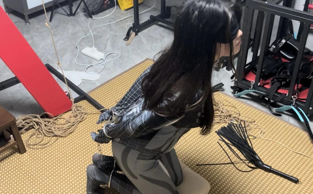 cosplay调教系列之木古小蜘蛛铁链定时锁自缚1小时整+抽打羞辱调教！-7