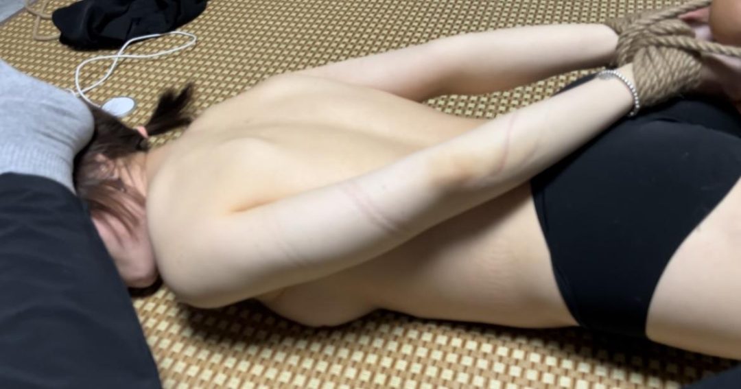 超漂亮“萝莉姐姐”驷马自解！驷马捆绑+踩踏羞辱+打屁屁SP，婉儿的柔韧性真心很好，没想到竟能两次自我逃脱成功，但是这过程可少不了主人的各种干扰哟嘿嘿-6