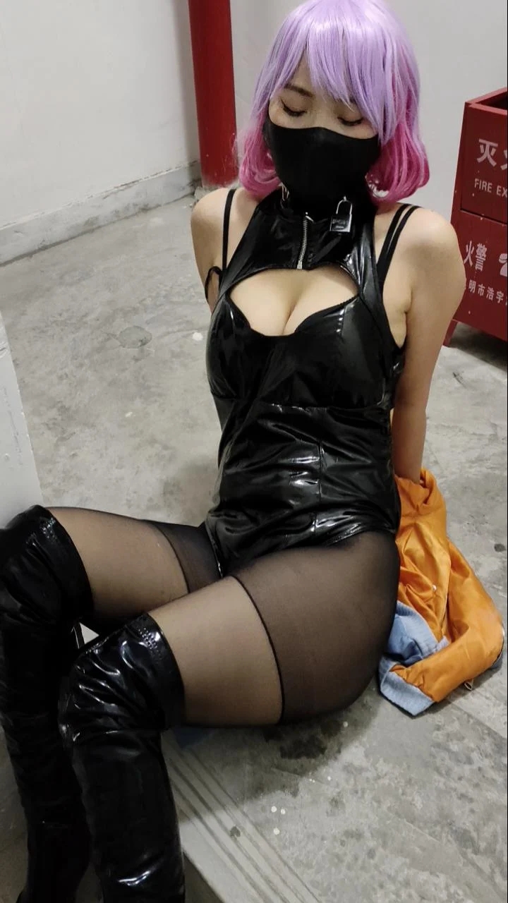 《被绑走的女coser 01》 户外、楼梯间失禁、户外调教、控制、女coser、黑丝、高跟皮靴-1